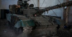 Танкісти дніпровської 93-ї бригади захищають Бахмут на захопленій російській техніці
