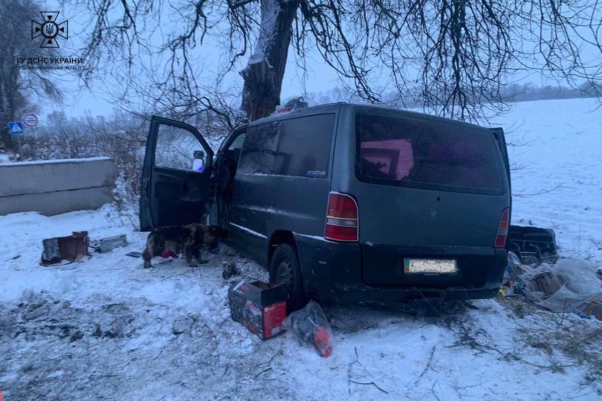 На Дніпропетровщині сталася ДТП: рятувальники діставали водія з понівеченої автівки