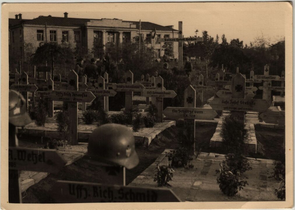 Архивное фото. 1944 год. Немецкое кладбище