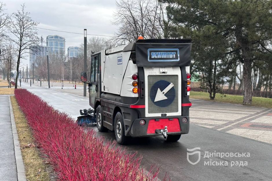 Велике прибирання Дніпра: черговий по місту перевірив, як місто готують до весни