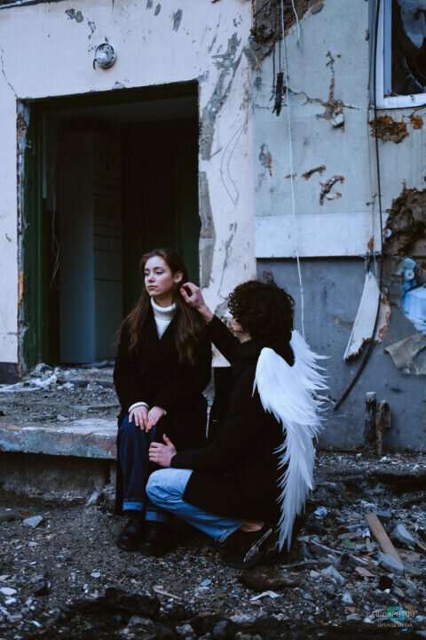 Розбите життя: фотографиня з Дніпра показала руйнівні наслідки влучання ракети в будинок на Перемозі (Фото) - рис. 4