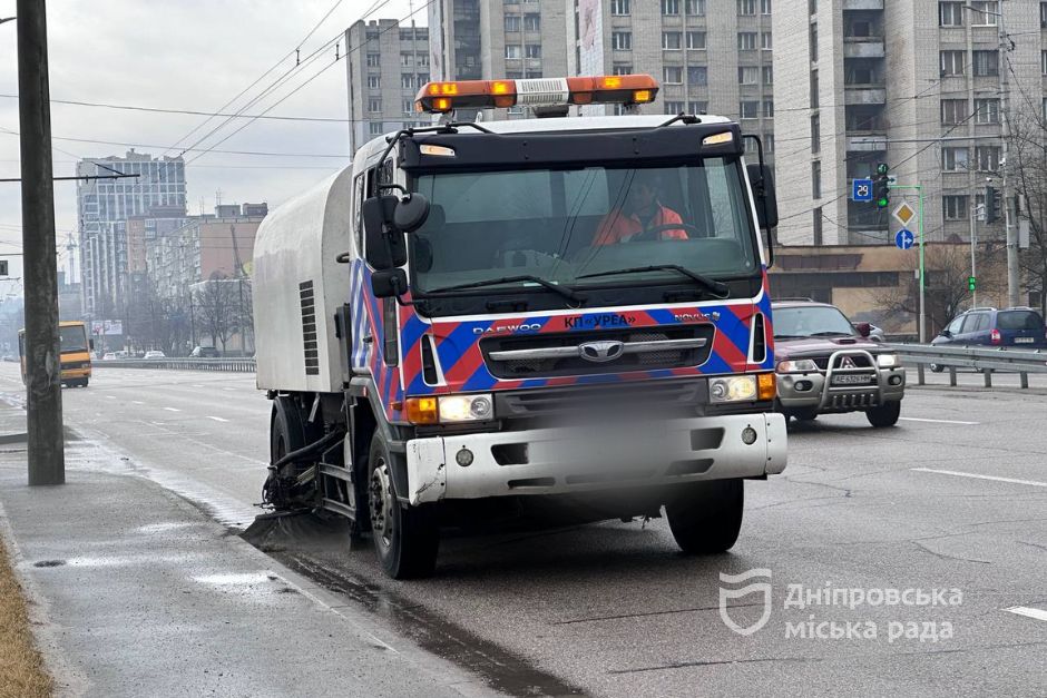 Велике прибирання Дніпра: черговий по місту перевірив, як місто готують до весни