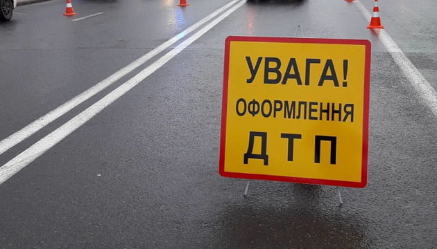 На Дніпропетровщині BMW злетів у кювет: постраждали три людини