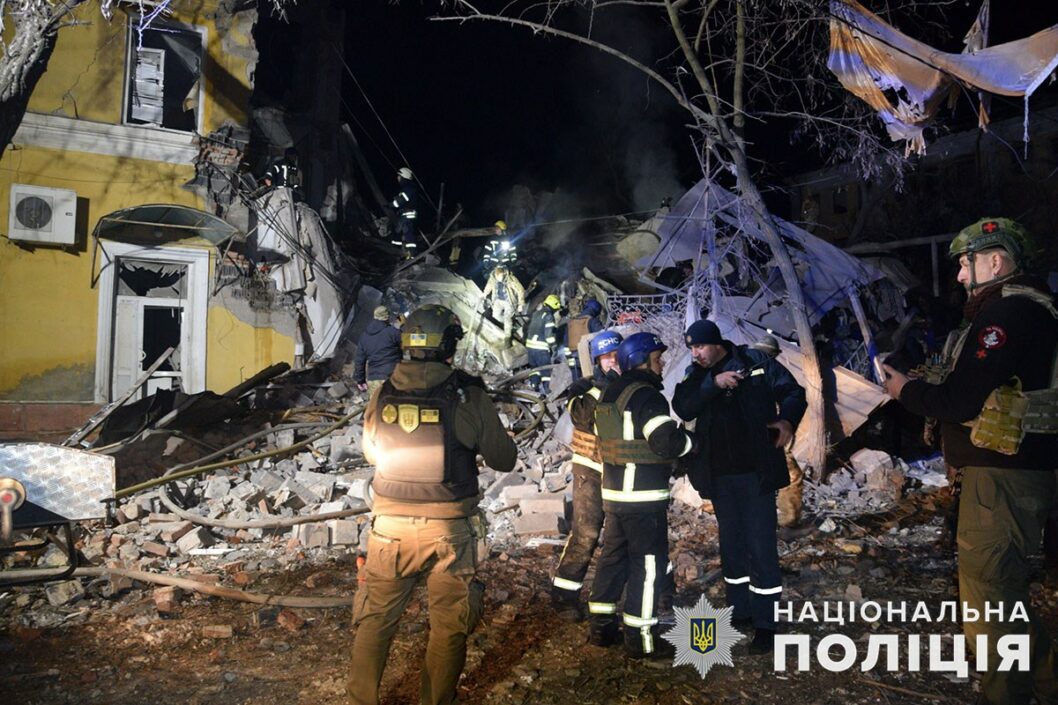 Количество жертв из-за ракетного удара по дому в Краматорске возросло - рис. 1