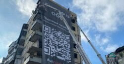 «Геть рф з ООН»: у Дніпрі на зруйнованому будинку на Перемозі вивісили банер