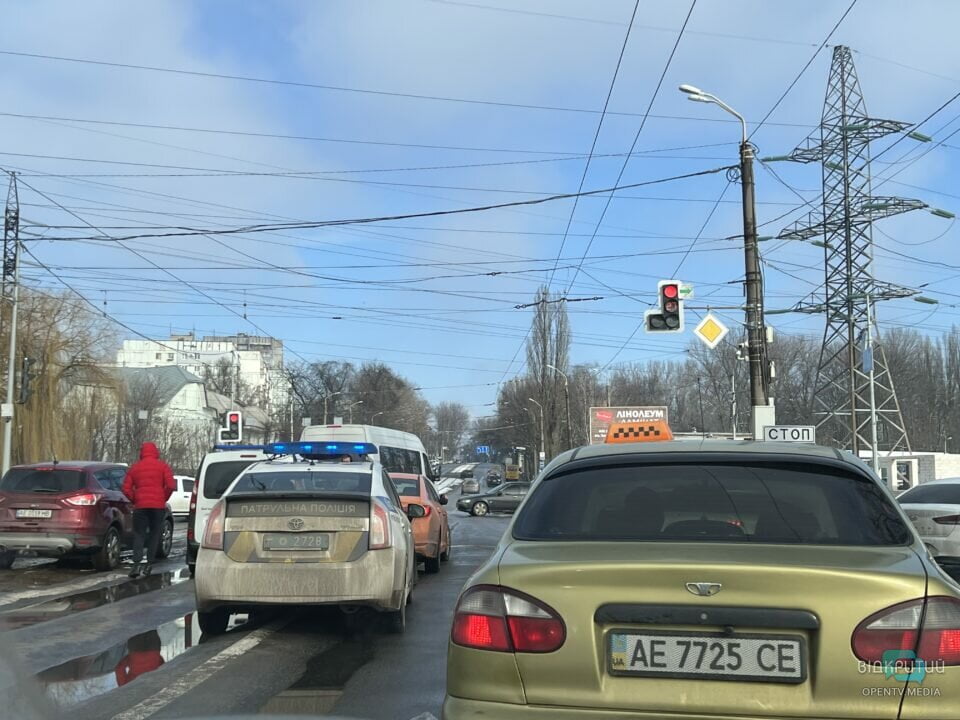 Движение затруднено: в Днепре на перекрестке проспекта Хмельницкого и улицы Шинной тройное ДТП - рис. 2