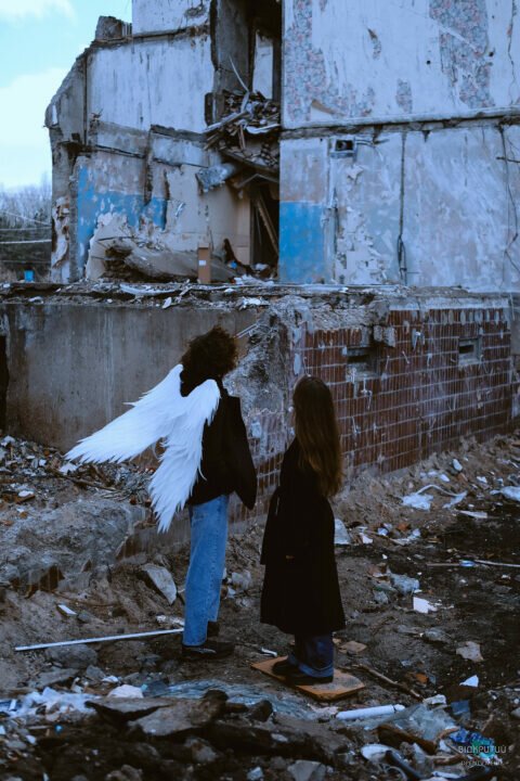 Разбитая жизнь: фотограф из Днепра показала разрушительные последствия попадания ракеты в дом на Победе (Фото) - рис. 12