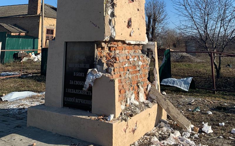 Російські окупанти пошкодили церкву і пам’ятник Героям на Дніпропетровщині