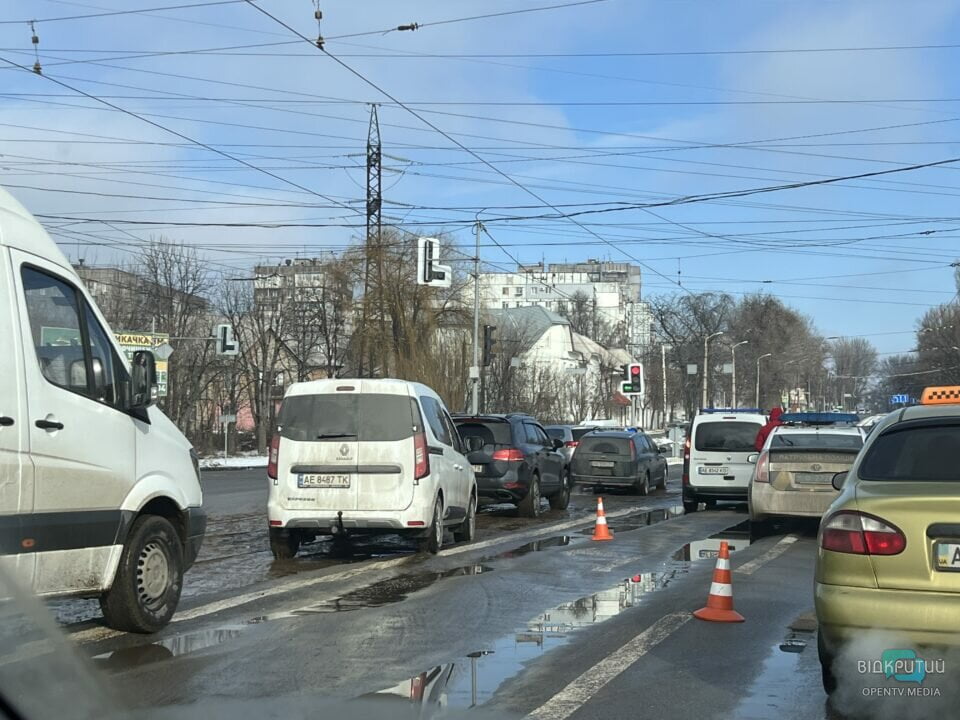 Движение затруднено: в Днепре на перекрестке проспекта Хмельницкого и улицы Шинной тройное ДТП - рис. 1