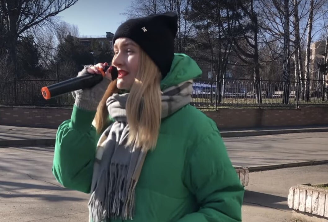 Співає та допомагає ЗСУ: на Дніпропетровщині дівчина збирає гроші для військових