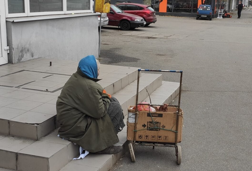 У Дніпрі старенька продає запаси зі свого дому для допомоги ЗСУ