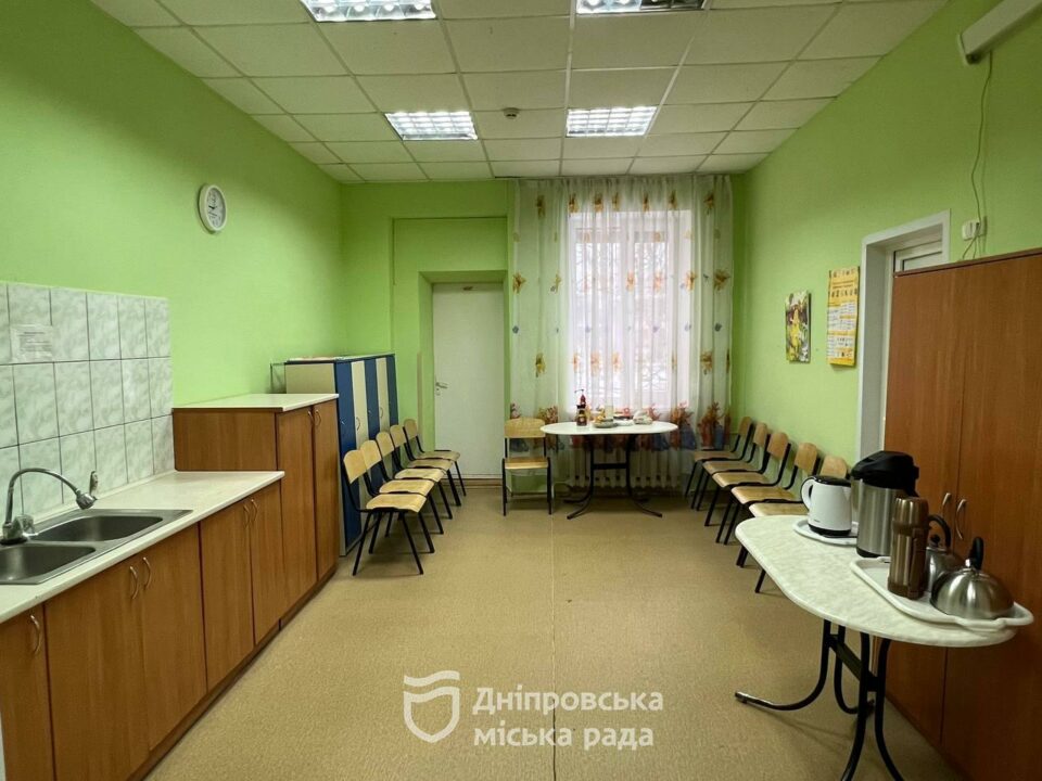 Представительница городских властей Днепра проинспектировала банк одежды и ряд «Пунктов незламності»