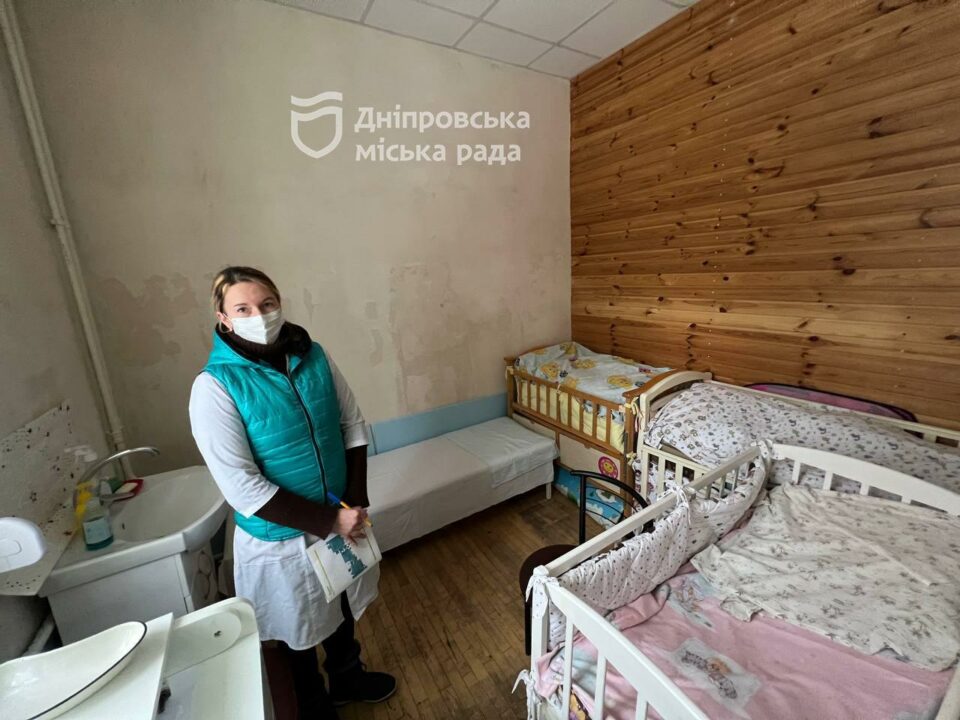 Представительница городских властей Днепра проинспектировала банк одежды и ряд «Пунктов незламності»