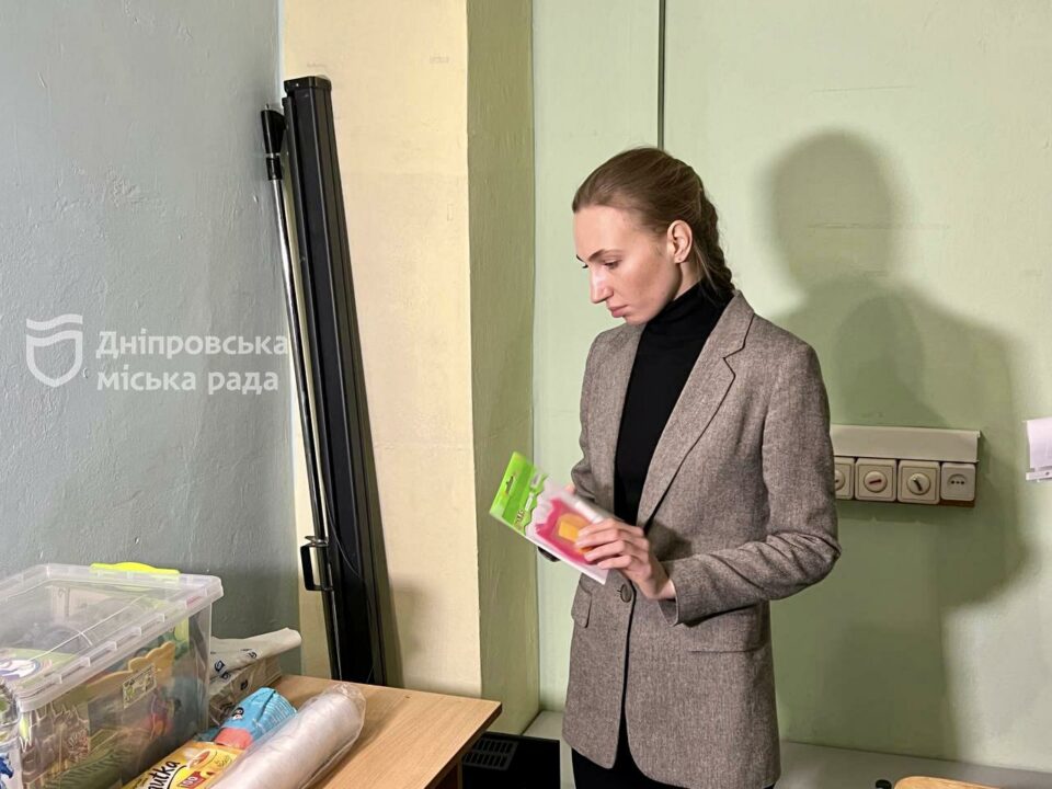 Представниця міської влади Дніпра проінспектувала банк одягу та низку «Пунктів незламності»