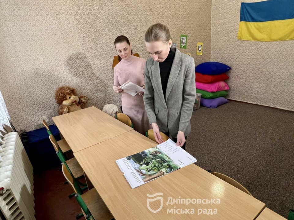 Представительница городских властей Днепра проинспектировала банк одежды и ряд «Пунктов незламності»