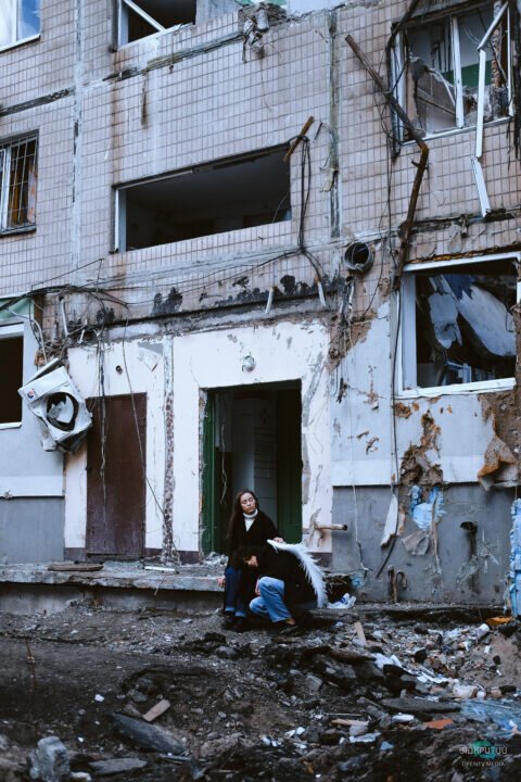 Розбите життя: фотографиня з Дніпра показала руйнівні наслідки влучання ракети в будинок на Перемозі (Фото) - рис. 5