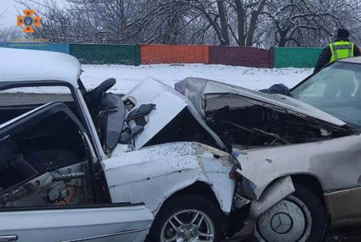 Лобовое столкновение авто в Каменском: погибла женщина, еще три человека пострадали