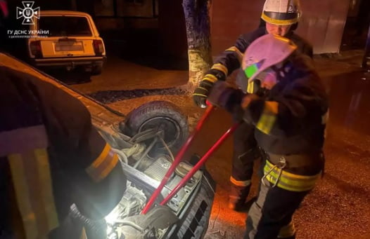 У Дніпрі виявили "Таврію", що перекинулася: подробиці аварії