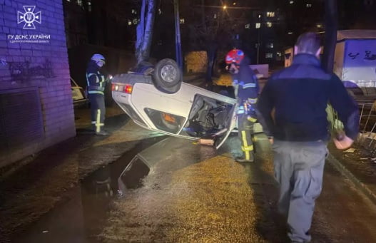 У Дніпрі виявили "Таврію", що перекинулася: подробиці аварії