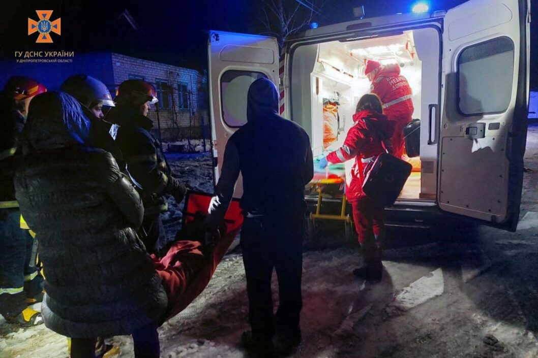 В Петропавловке во время тушения пожара сотрудники ГСЧС спасли двух человек