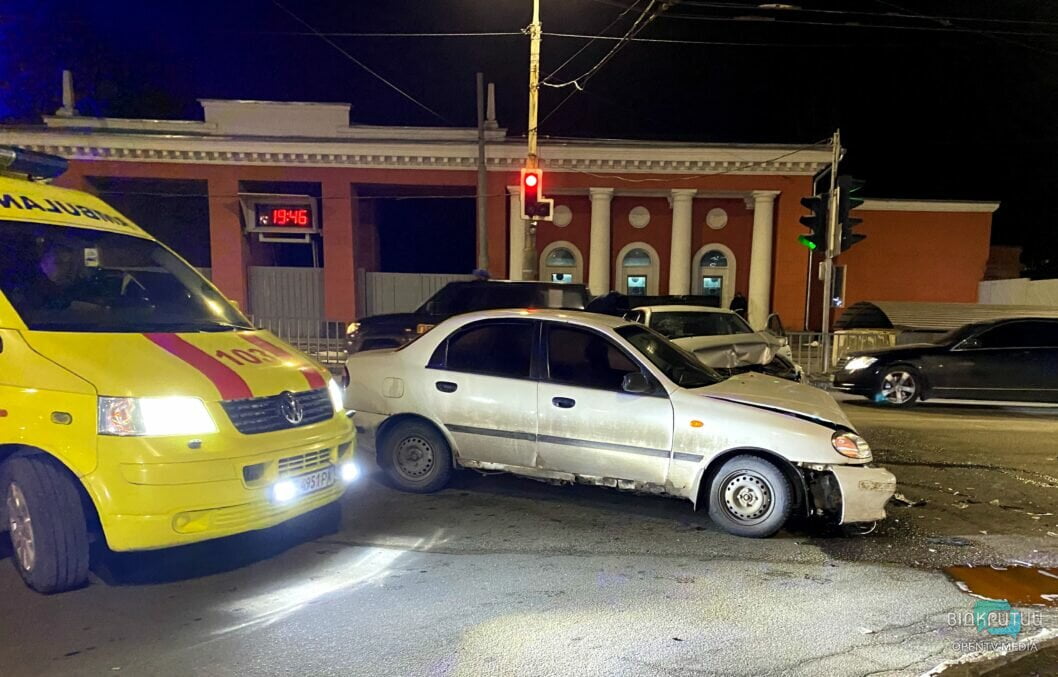 Водителя одного из автомобилей госпитализировали: в Днепре произошла авария (Фото) - рис. 1
