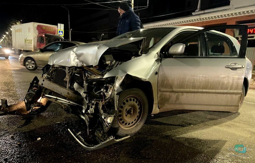 Водителя одного из автомобилей госпитализировали: в Днепре произошла авария (Фото) - рис. 3