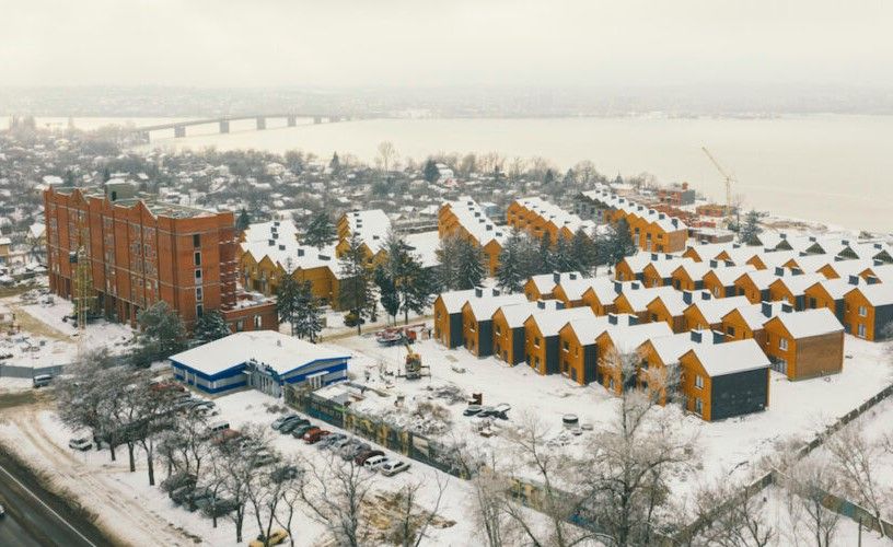 У Дніпрі мешканці котеджного селища повідомили про рейдерське захоплення їхнього житлового комплексу