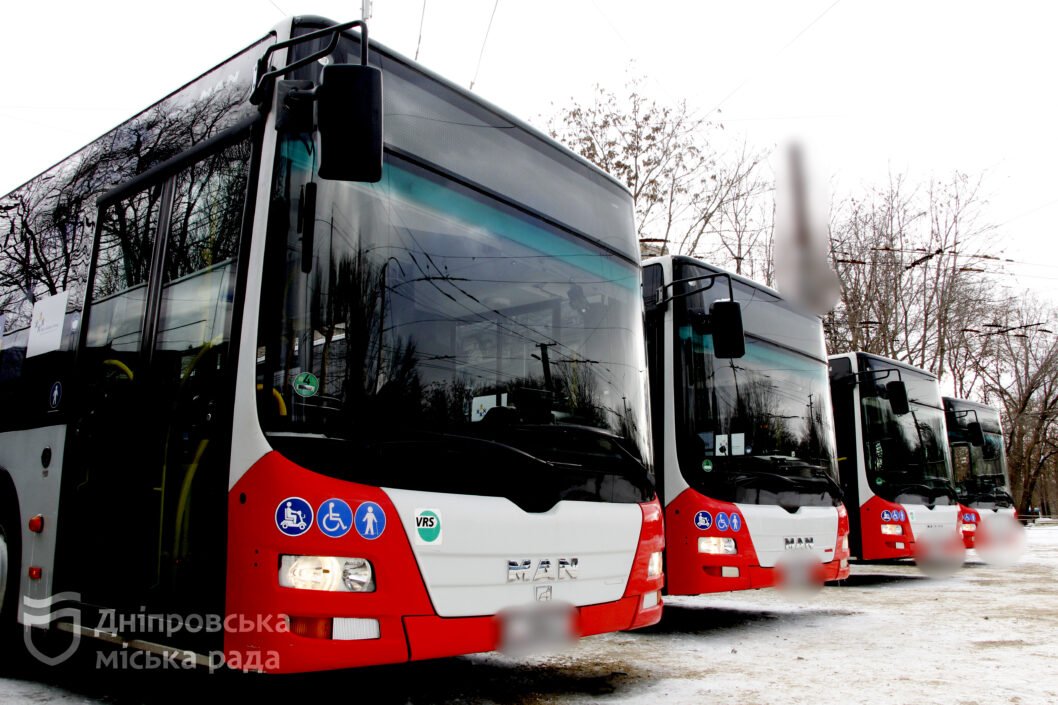 Дніпро отримав 5 великих автобусів від німецького міста Кельн