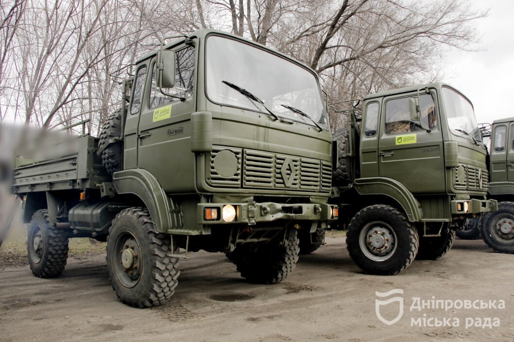 Дніпро відправив ЗСУ ще 12 вантажівок і вже готує нову, втричі більшу партію машин для фронту