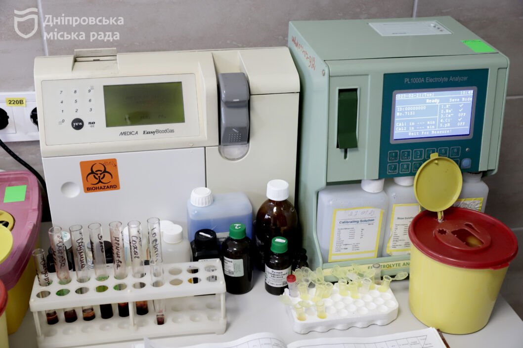 Сучасна операційна та більші можливості для лікарів: у Дніпрі попри війну продовжують оновлювати лікарні