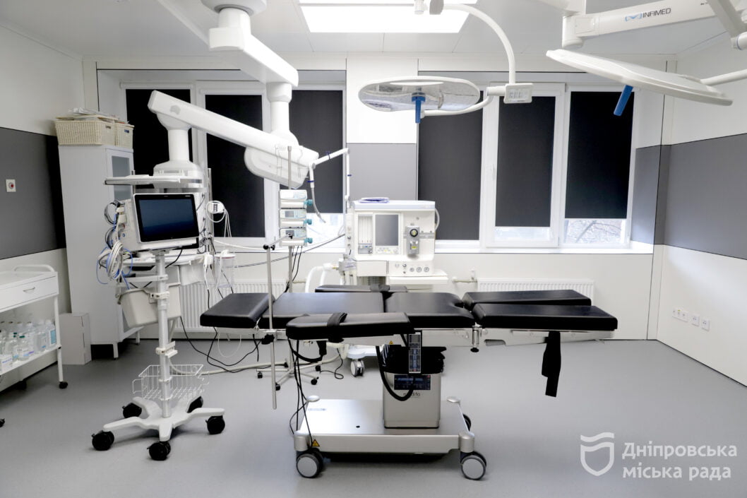 Сучасна операційна та більші можливості для лікарів: у Дніпрі попри війну продовжують оновлювати лікарні