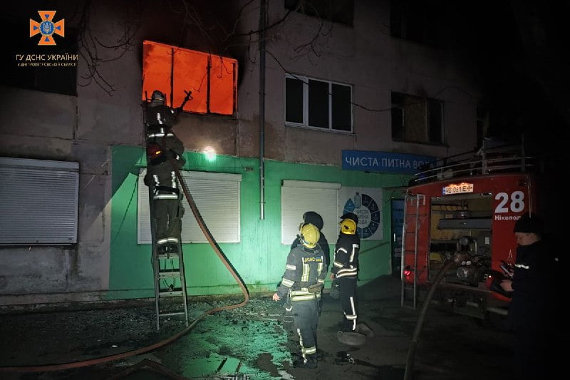 В Никополе во время тушения пожара спасли женщину - рис. 1