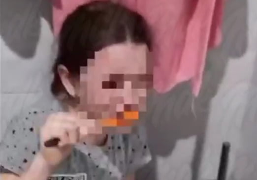 Російська горе-мати змусила доньку чистити зуби водою з унітазу за лайку в інтернеті (Відео)