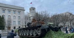 У Берліні навпроти посольства РФ встановили підбитий танк Т-72