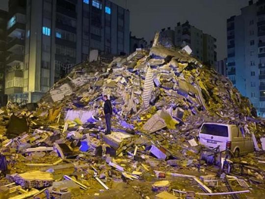 В Турции произошло мощное землетрясение: уже не менее 500 человек погибло