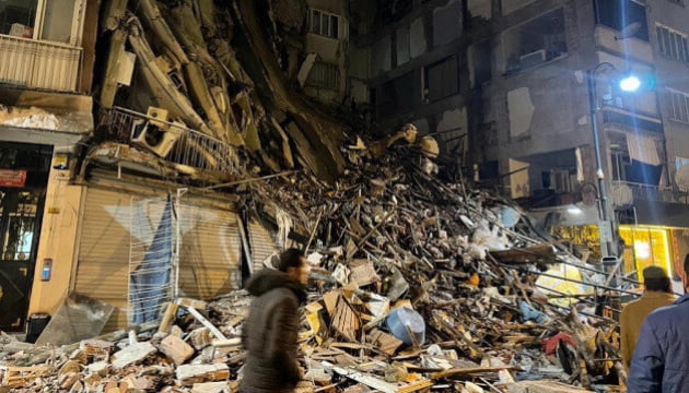В Турции произошло мощное землетрясение: уже не менее 500 человек погибло