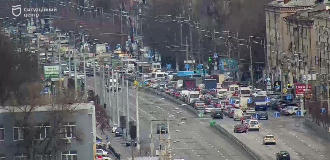 У Дніпрі ускладнено рух транспорту на Слобожанському проспекті: подробиці