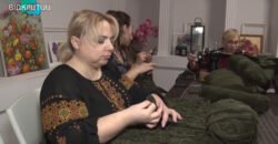 Дніпровські майстрині в’яжуть килимки для бійців