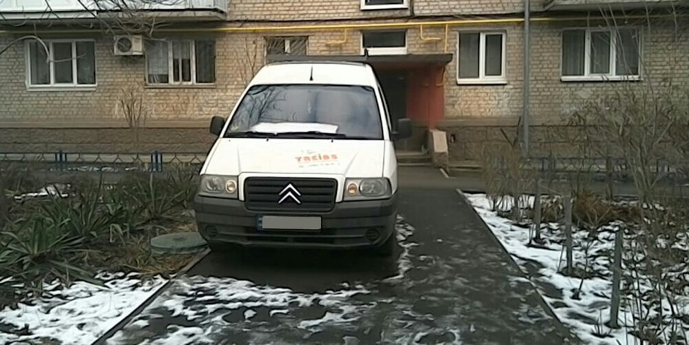 Майже 3 тисячі штрафів та 107 евакуйованих автівок: як у Дніпрі карають за неправильне паркування - рис. 2