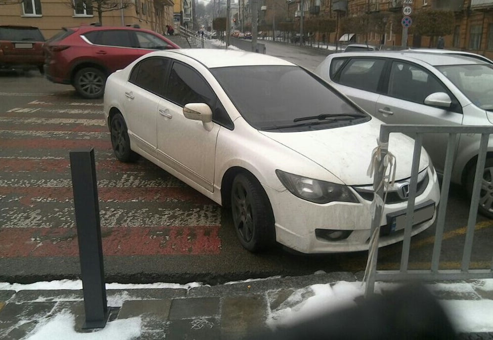 Майже 3 тисячі штрафів та 107 евакуйованих автівок: як у Дніпрі карають за неправильне паркування - рис. 1