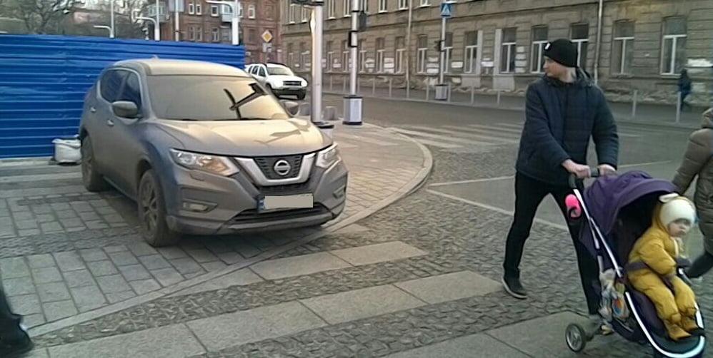 Майже 3 тисячі штрафів та 107 евакуйованих автівок: як у Дніпрі карають за неправильне паркування