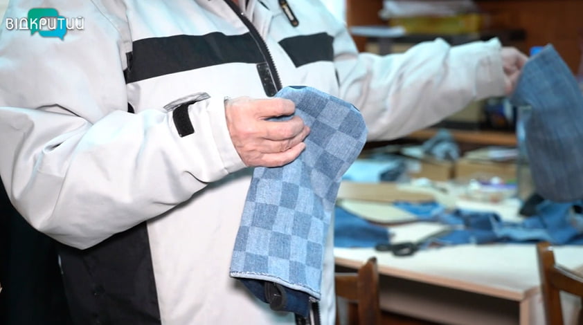 У бібліотеці Дніпра шиють робочі рукавиці з джинсів для військових