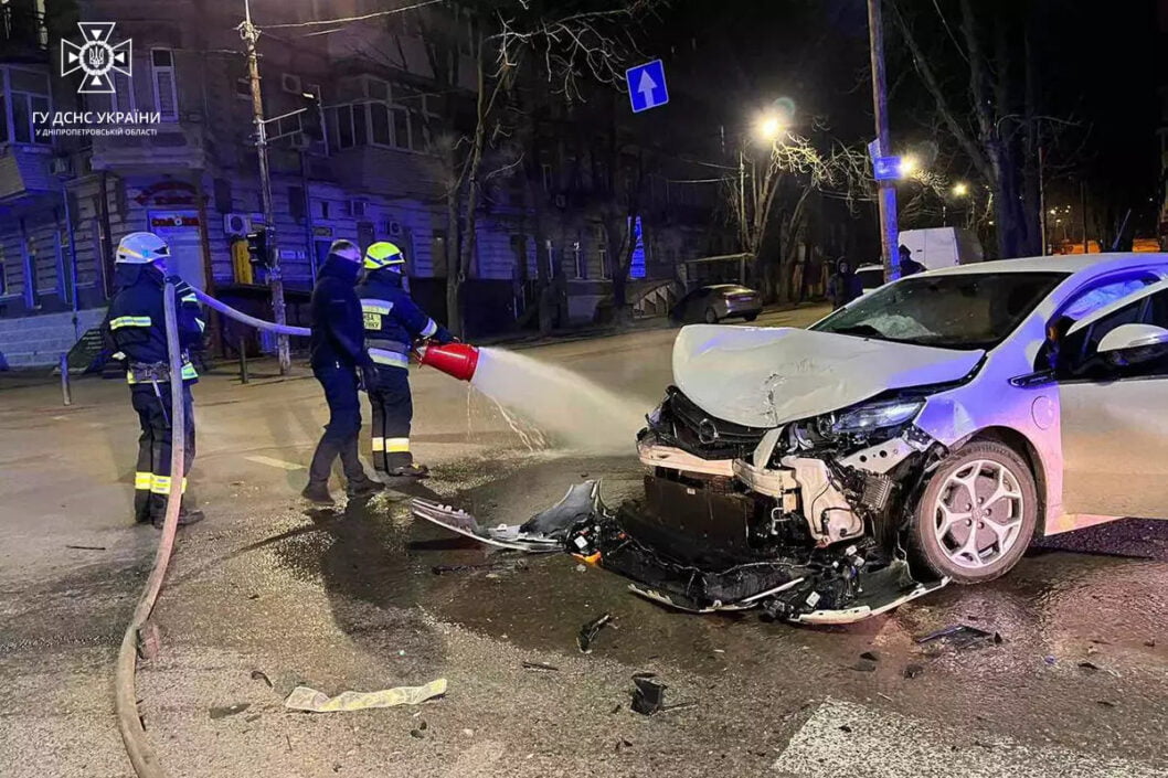 ДТП в центре Днепра: водителя легковушки госпитализировали в больницу - рис. 1