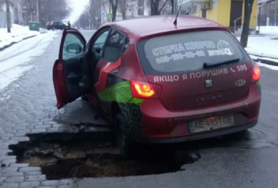 Утворилася глибока яма: у Дніпрі під автівкою служби таксі провалився асфальт