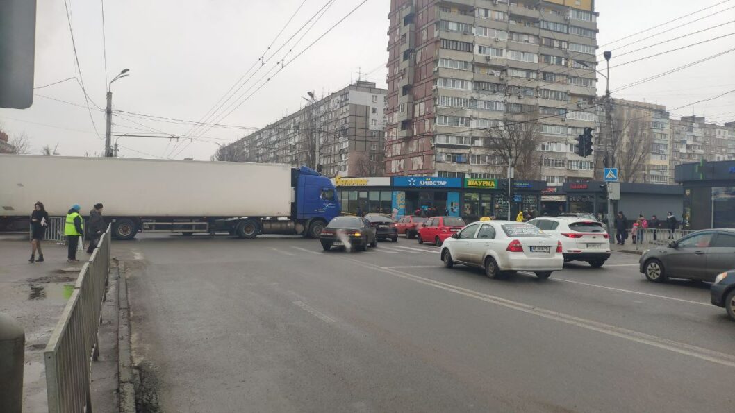 Движение затруднено: в Днепре на перекрестке Калиновой и Образцова произошла авария - рис. 1