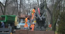 «Горького на унітазі» за вигідним курсом: у міськраді Дніпра відповіли на бажання придбати пам’ятники