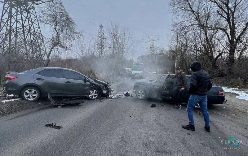 Лобова автотроща на ж/м Придніпровськ у Дніпрі: є постраждалі Лобова автотроща на ж/м Придніпровськ у Дніпрі: є постраждалі