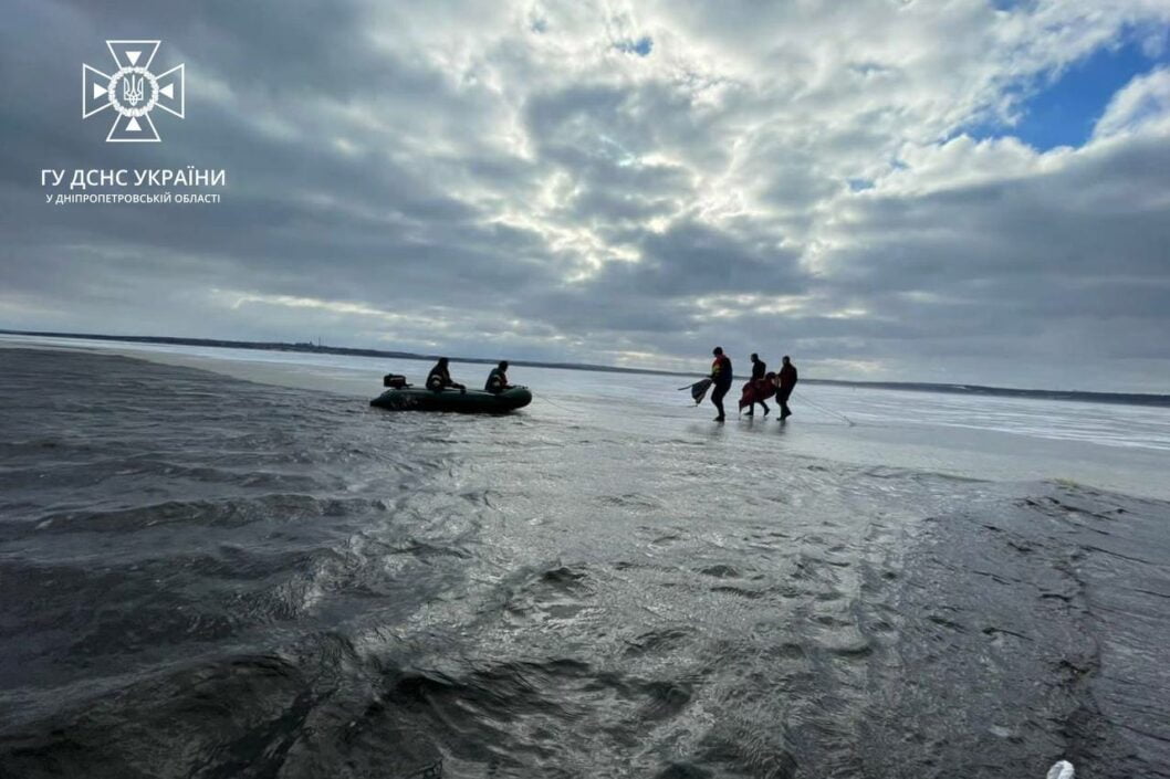 На Днепропетровщине спасли более 40 рыбаков, застрявших на льдинах посреди реки - рис. 1