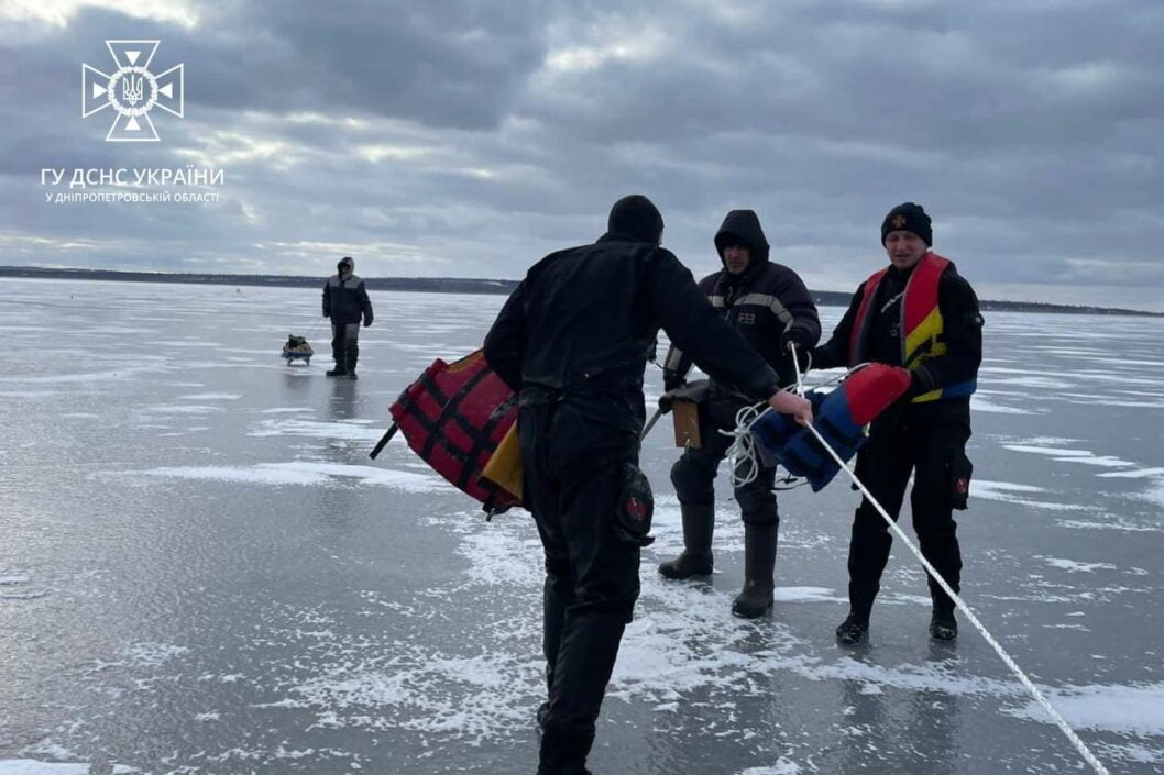 На Дніпропетровщині врятували понад 30 рибалок, що дрейфували на крижинах посеред річки