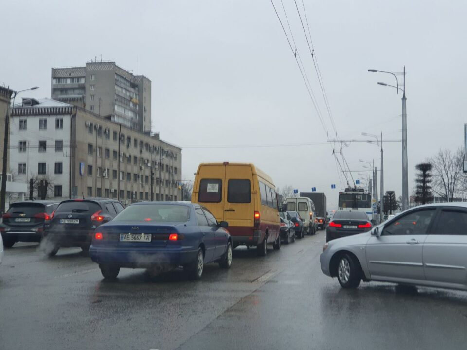 На Центральному мосту у Дніпрі сталося дві ДТП: рух ускладнений (Відео)
